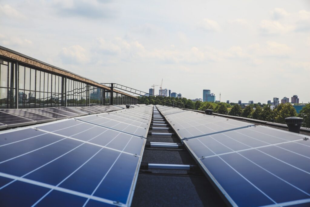 Energia Solar nos Negócios: Um Investimento Sustentável e Rentável